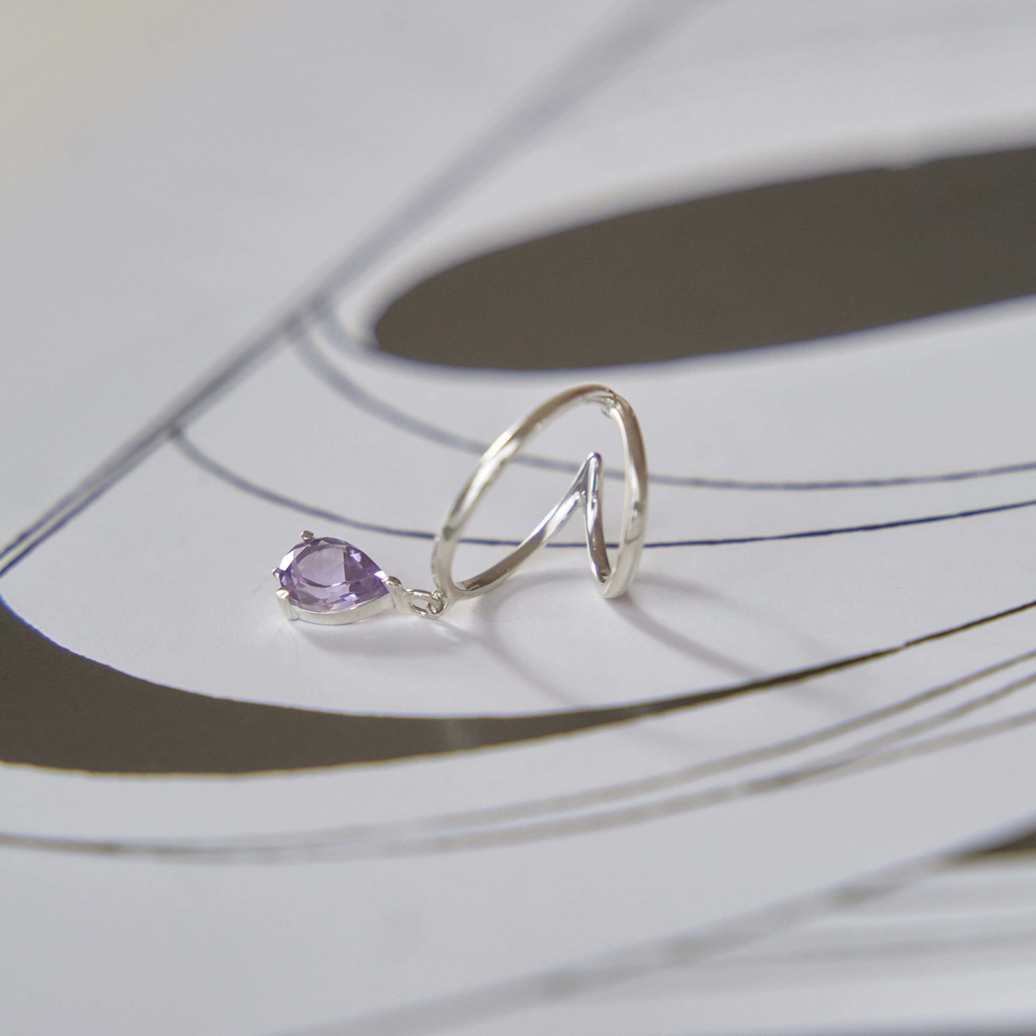 Кафф с камнем Anello Goccia с аметистом в серебре