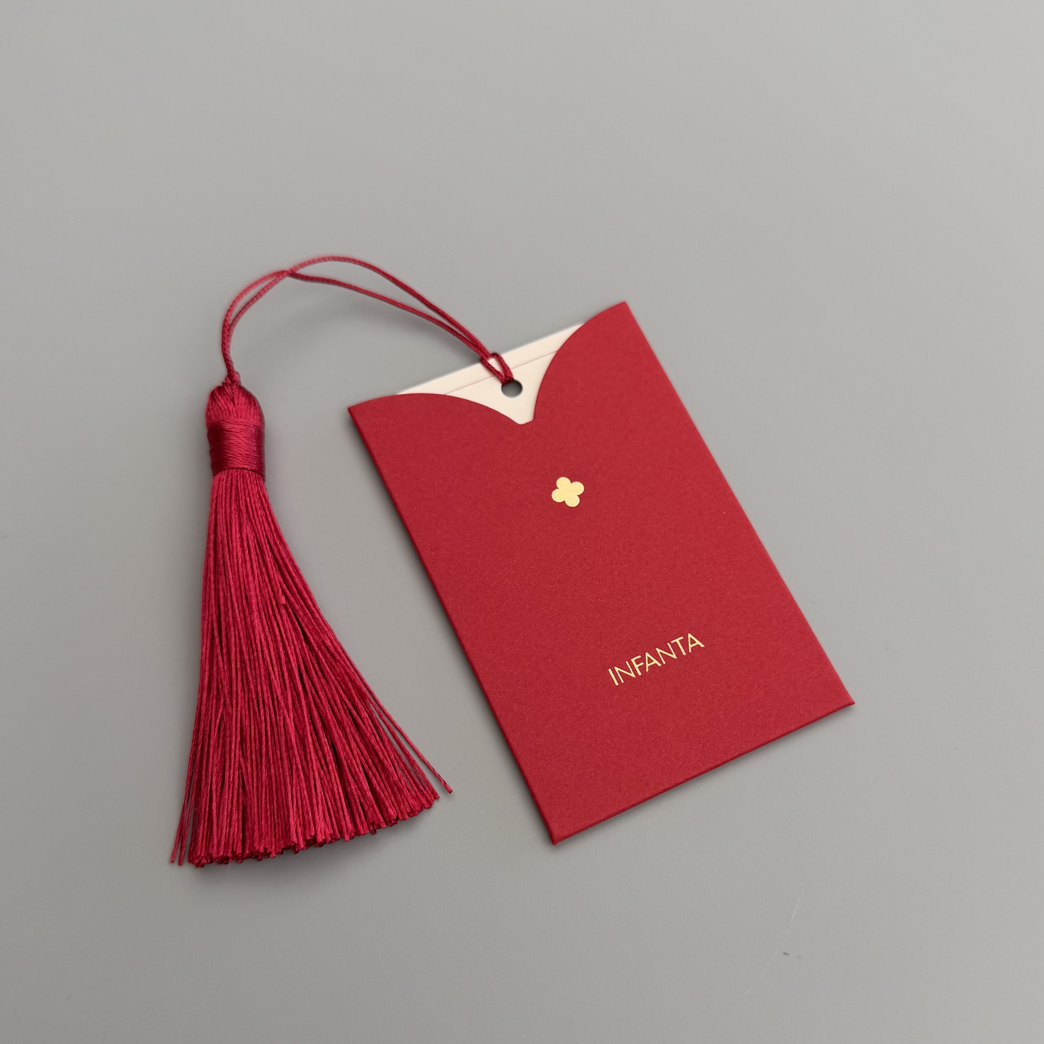 Сертификат на 5 000 ₽ в красном кармашке