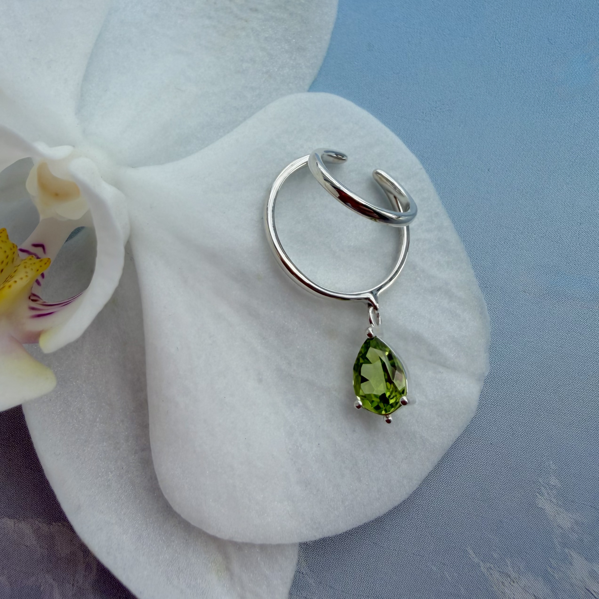 Кафф с камнем Anello Goccia с хризолитом в серебре