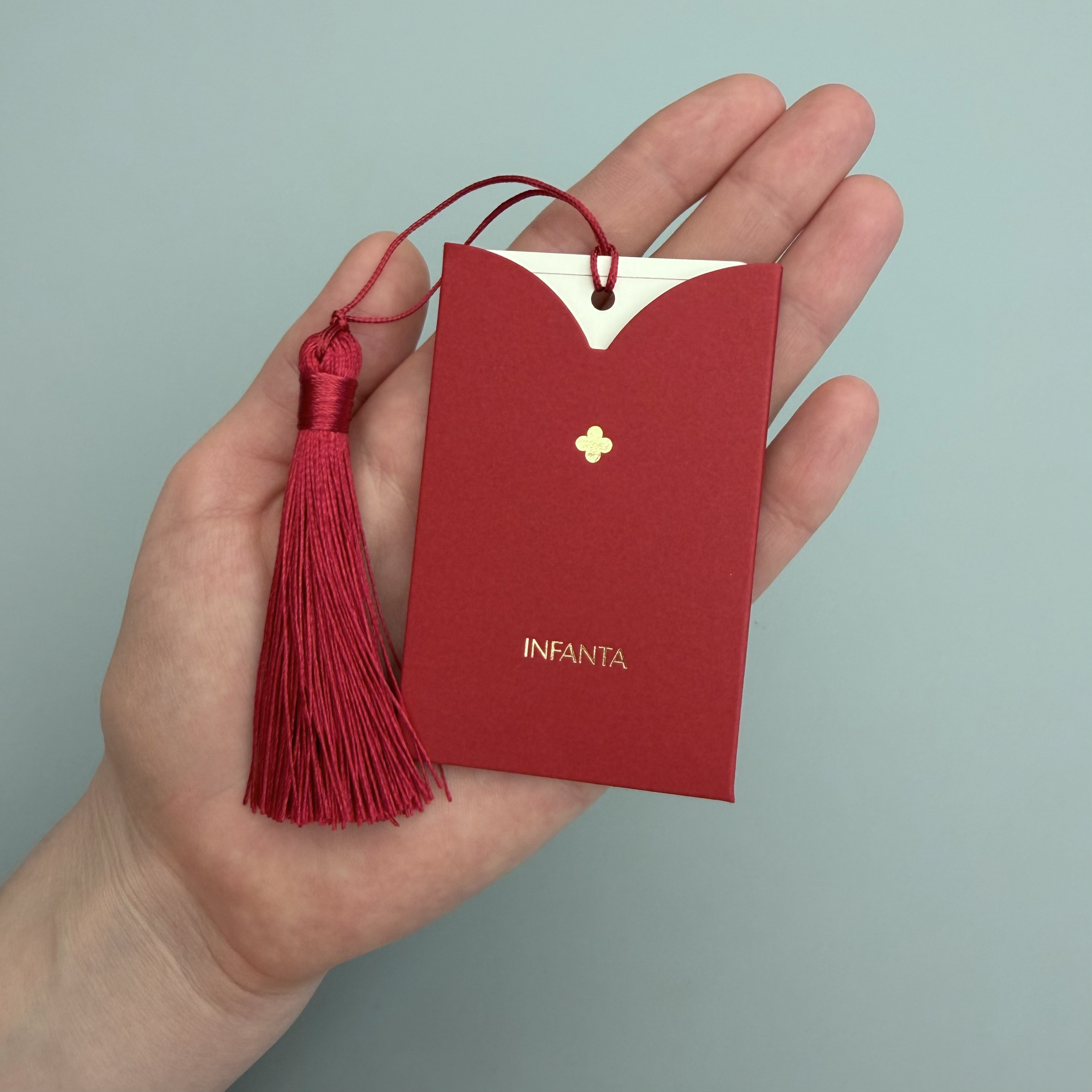 Сертификат на 5 000 ₽ в красном кармашке