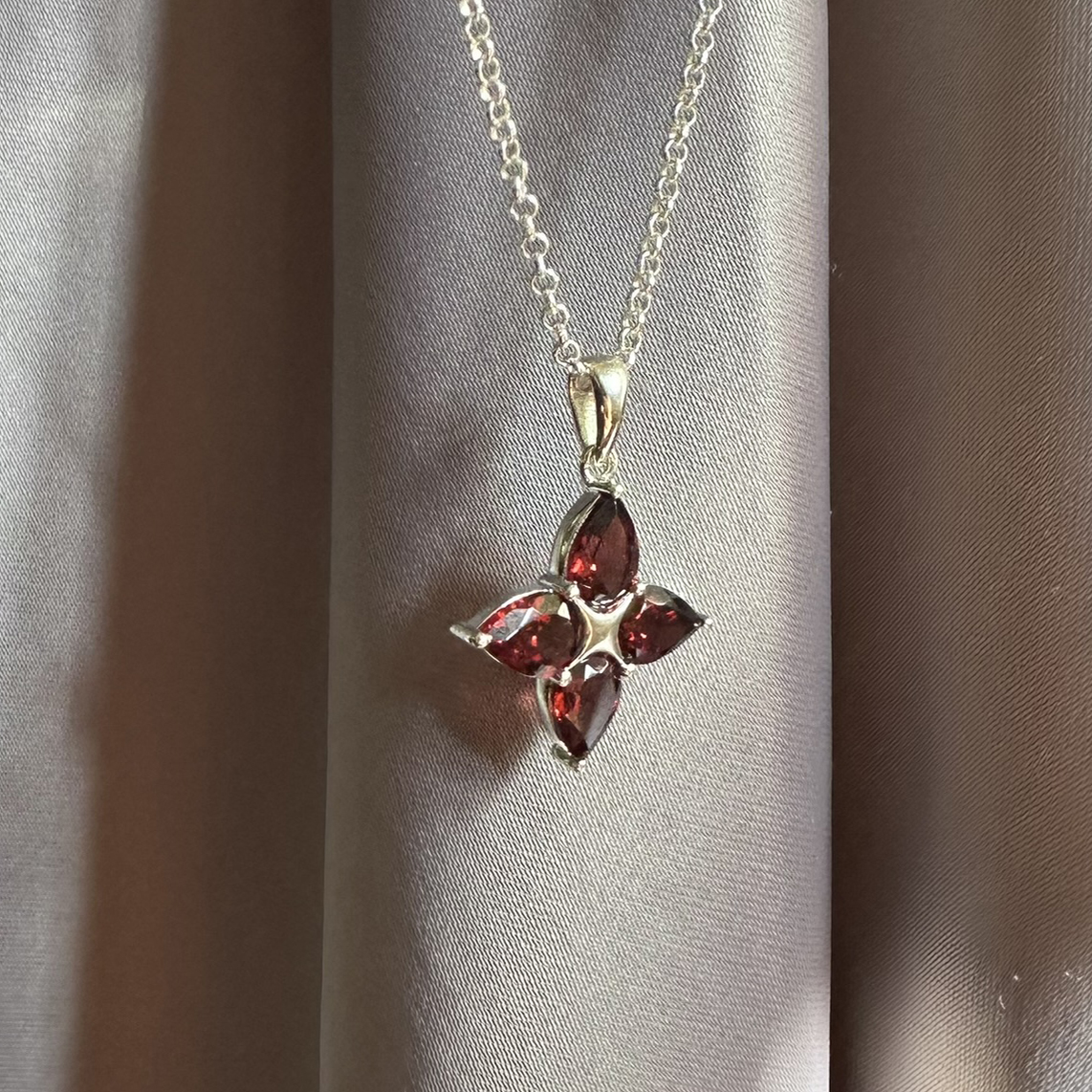 Кулон Principessa Pere с гранатами груша