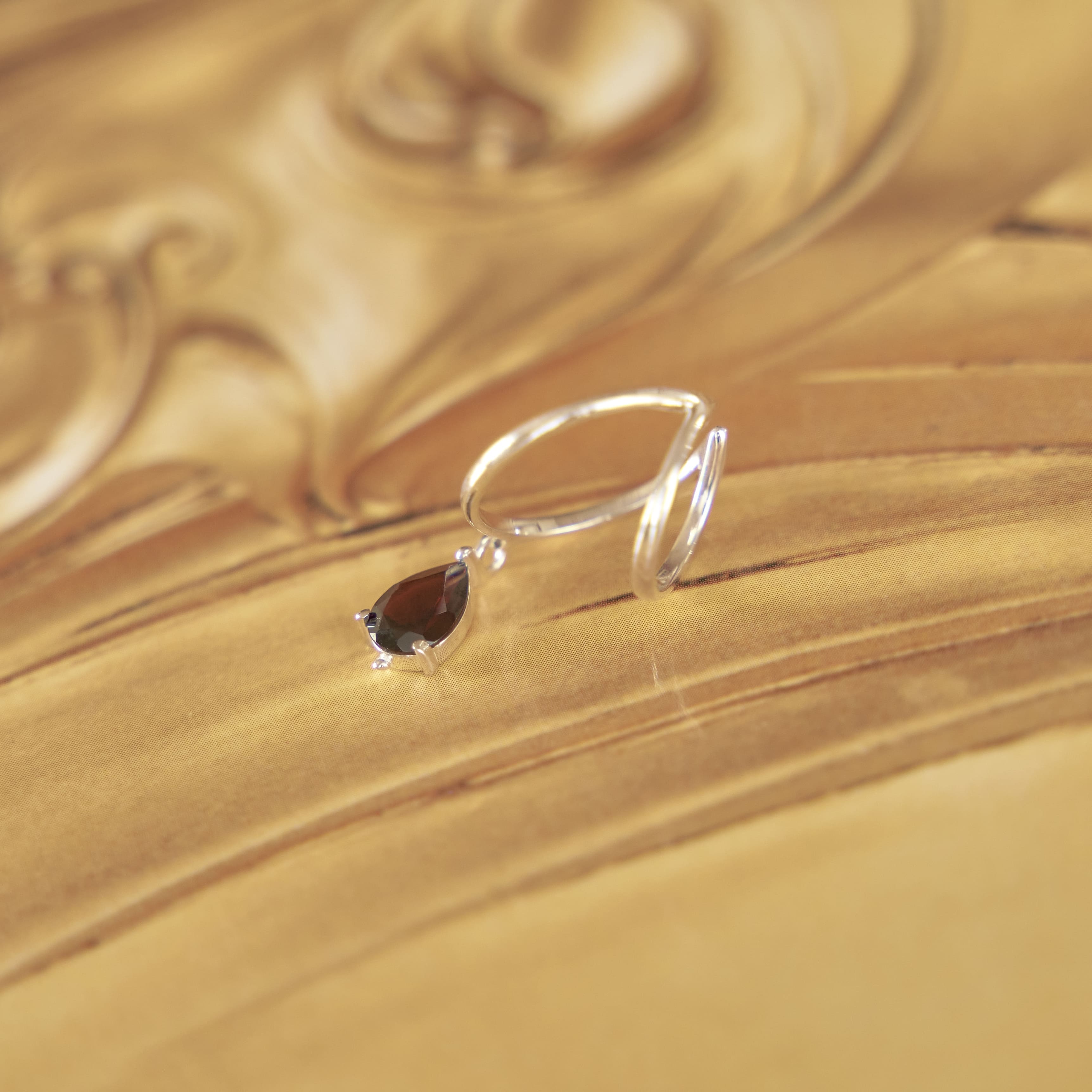 Кафф с камнем Anello Goccia с гранатом в серебре