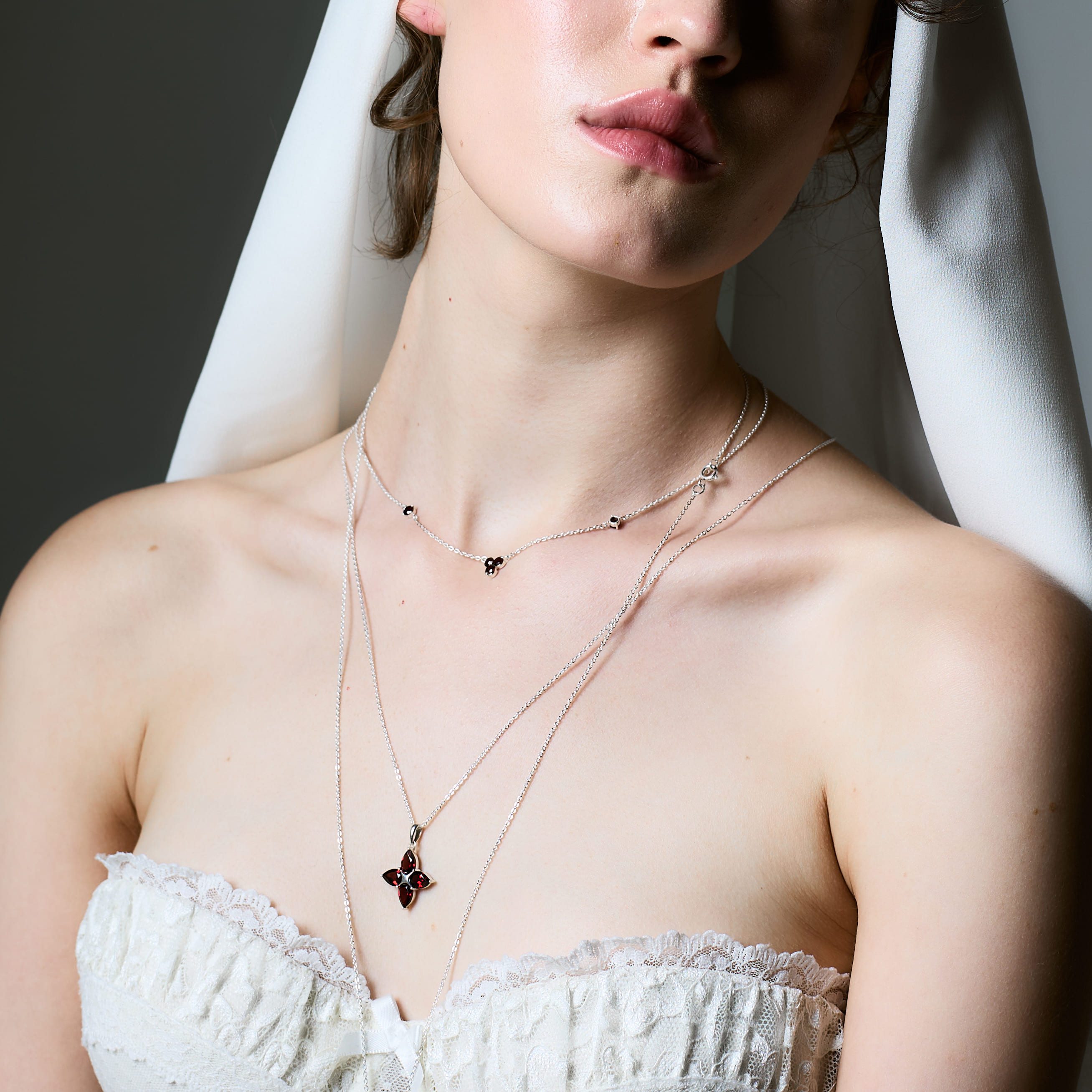 Кулон Principessa Pere с гранатами груша