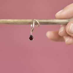 Кафф с камнем Anello Goccia с гранатом в серебре